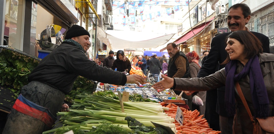 HDPli adaylar Fatihte halkla buluştu